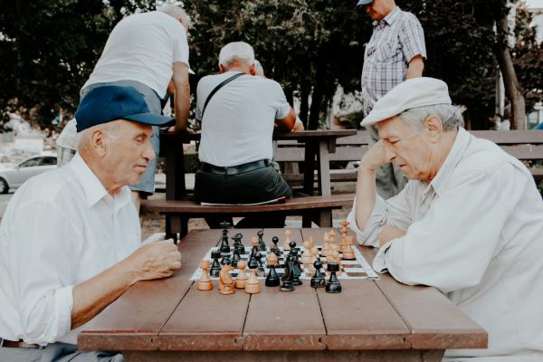 Comment les jeux de société peuvent-ils stimuler la mémoire des seniors?