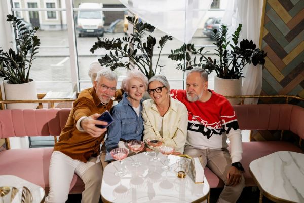 Comment maintenir une vie sociale active à un âge avancé ?
