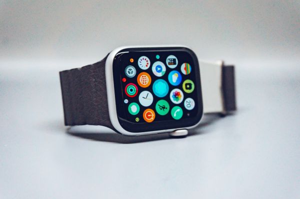 Quels sont les avantages des montres connectées pour les personnes âgées ?